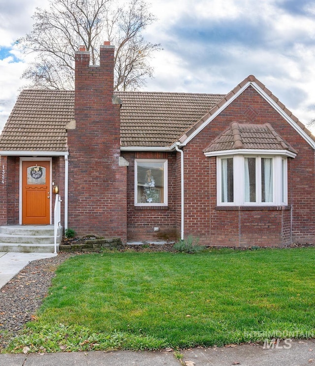 view of front of property featuring a front lawn