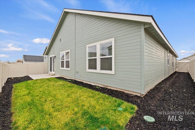 back of house featuring a yard