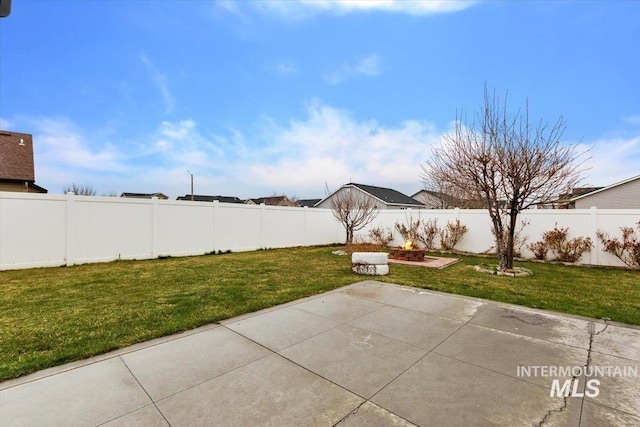 1095 Starlight Loop, Twin Falls, ID 83301 - fenced backyard featuring a patio