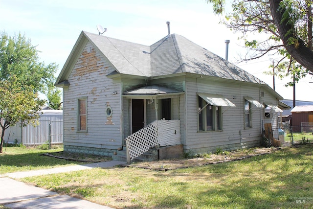 bungalow-style house featuring a front lawn