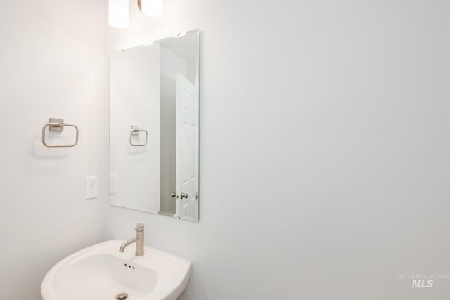 bathroom featuring sink