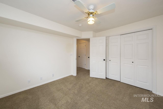 unfurnished bedroom featuring carpet floors, a ceiling fan, baseboards, and a closet