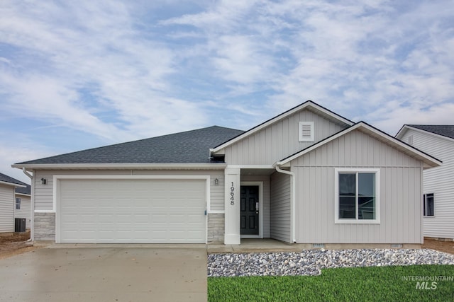 view of front facade featuring a garage