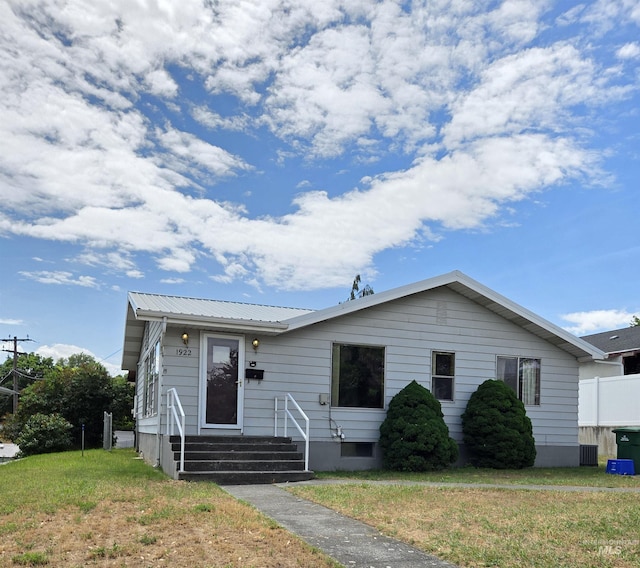 1922 9th Ave, Lewiston, ID 83501 - view of front of house featuring metal roof and a front lawn