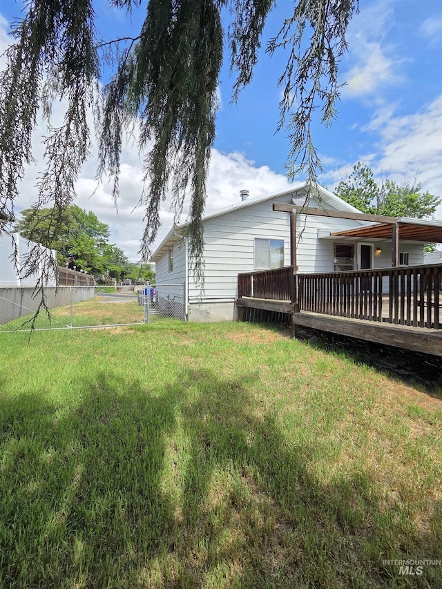1922 9th Ave, Lewiston, ID 83501 - view of yard with a wooden deck