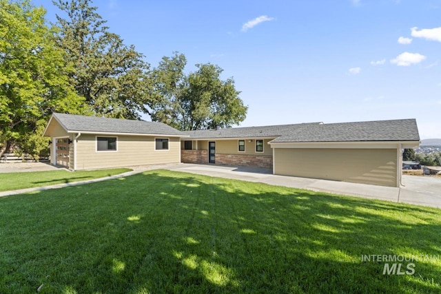 view of front facade with a front lawn