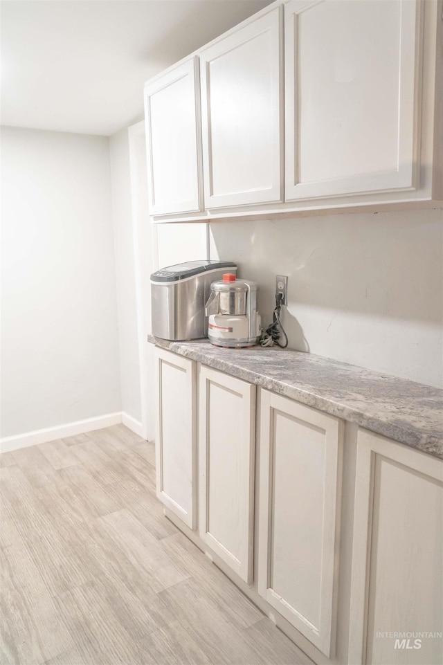 224 S Fern St, Nampa, ID 83686 - bar area with baseboards
