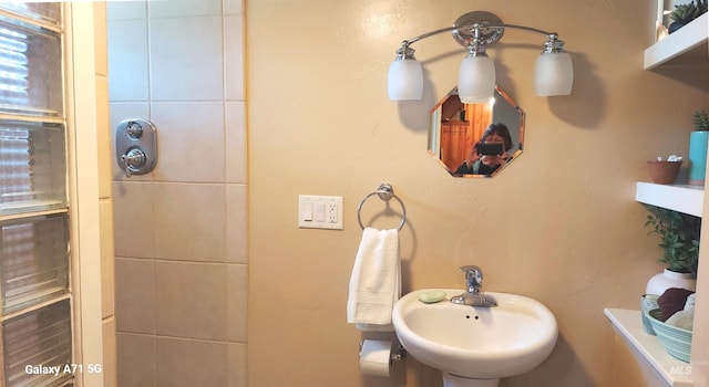 bathroom featuring a sink