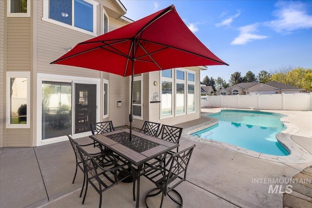 605 W Highland Ave, Nampa, ID 83686 - view of pool with a patio, a fenced in pool, fence private yard, and outdoor dining space