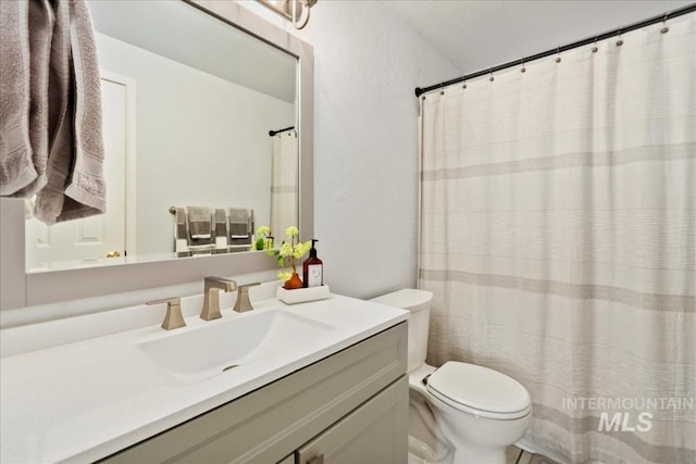 full bath with a shower with shower curtain, vanity, and toilet