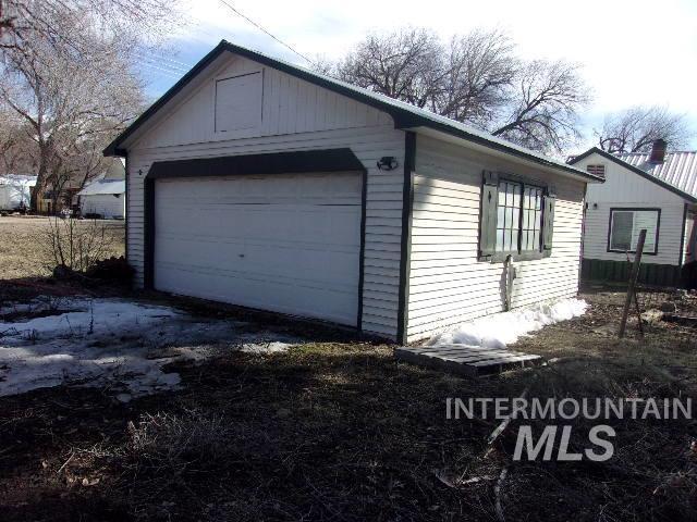 view of detached garage