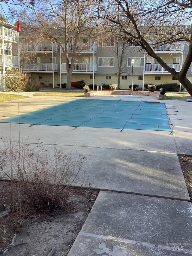 view of swimming pool