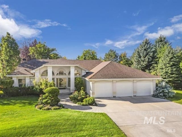 view of front facade featuring a garage and a front yard