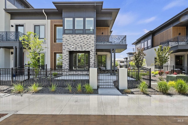 386 E Presidio Ln, Eagle, ID 83616 - view of front facade featuring a fenced front yard, a gate, a balcony, and stucco siding