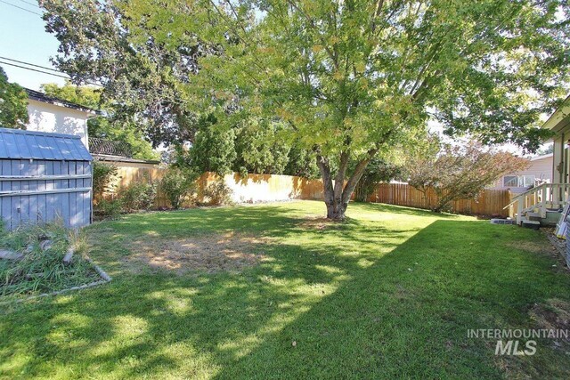 view of yard featuring a storage shed