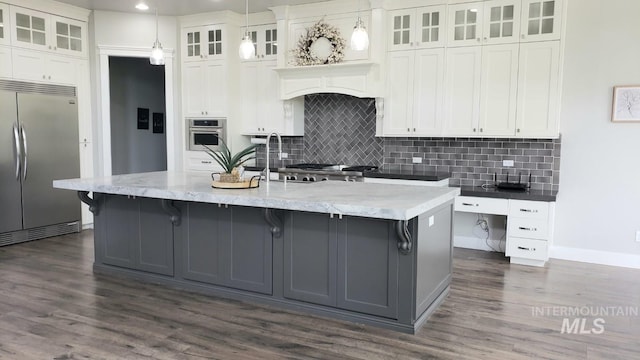 2527 E Taormina Dr, Meridian, ID 83642 - kitchen with appliances with stainless steel finishes, dark wood finished floors, baseboards, decorative backsplash, and recessed lighting
