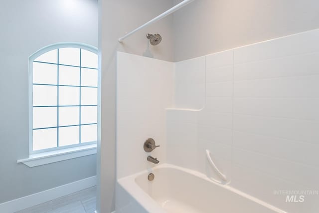 2527 E Taormina Dr, Meridian, ID 83642 - full bathroom featuring washtub / shower combination and baseboards