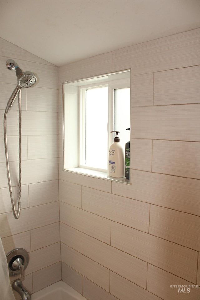 bathroom with tiled shower / bath combo