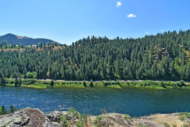 water view with a mountain view