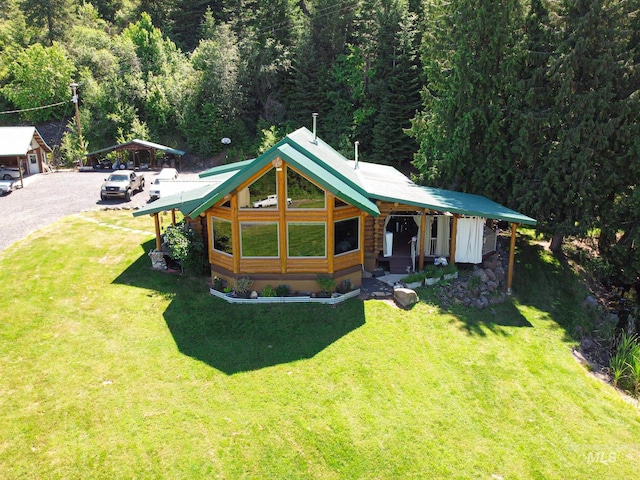 view of front facade with a front yard