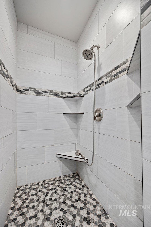 bathroom featuring tiled shower