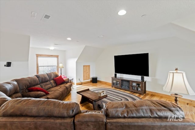 living area featuring baseboards, recessed lighting, wood finished floors, and visible vents