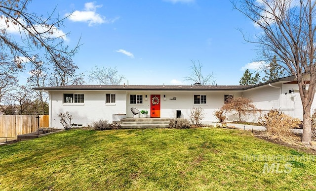 view of front of house featuring brick siding, fence, and a front yard