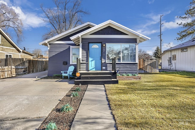 bungalow-style home featuring a front lawn