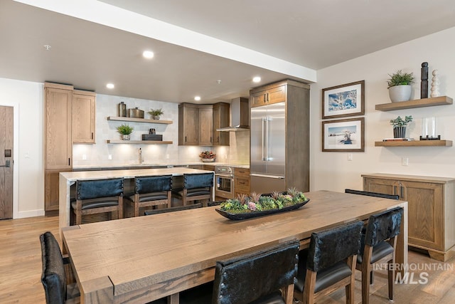 dining area with sink and light hardwood / wood-style floors