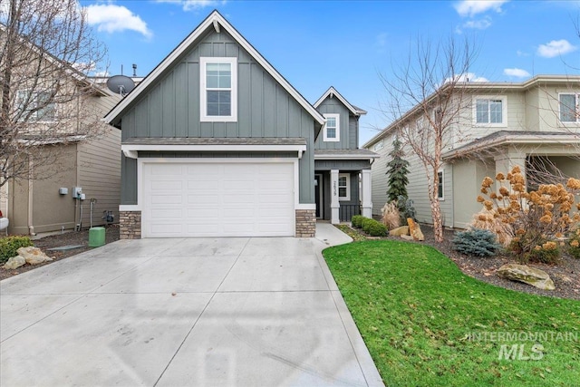 view of front facade featuring a garage and a front lawn