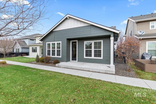 view of front of home with a front yard