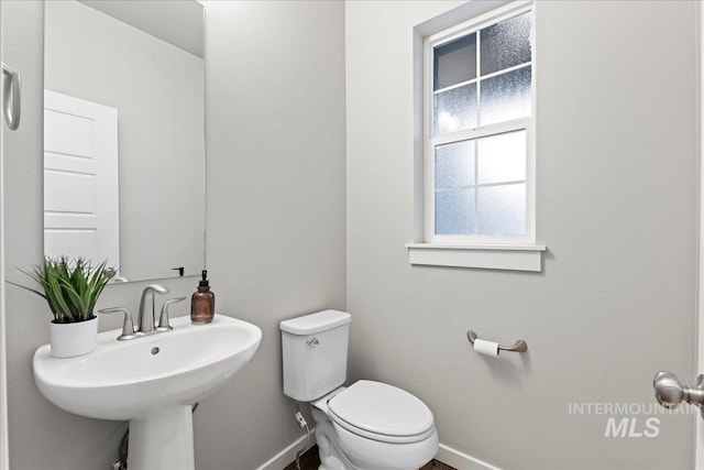 bathroom featuring toilet and sink