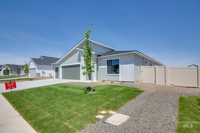 view of front facade featuring a garage and a front lawn