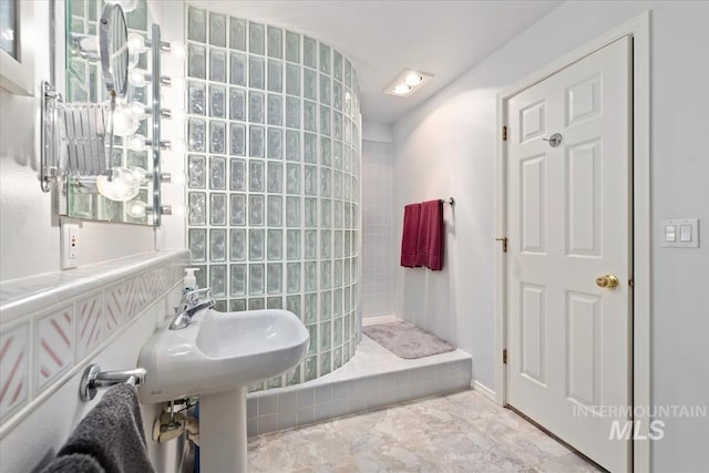 bathroom featuring a tile shower