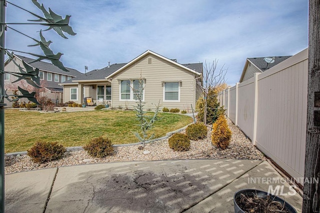 view of front facade featuring a front lawn and fence