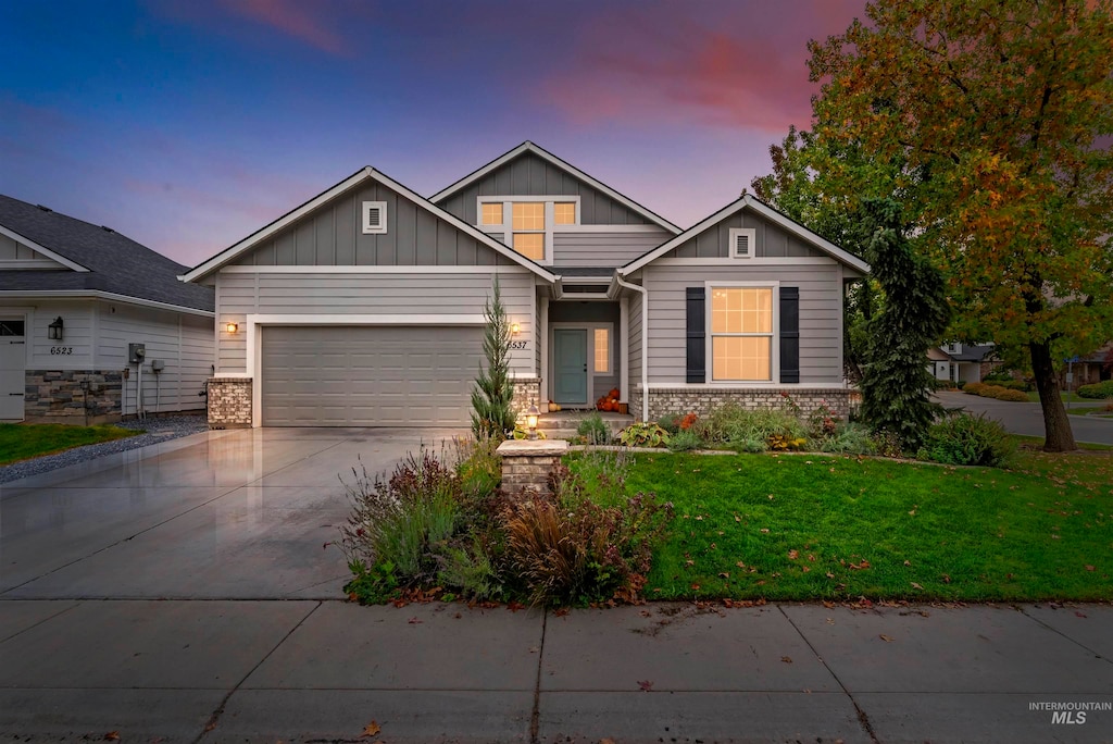 craftsman-style house featuring a yard and a garage