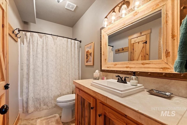 full bathroom featuring shower / bathtub combination with curtain, vanity, toilet, and a textured ceiling