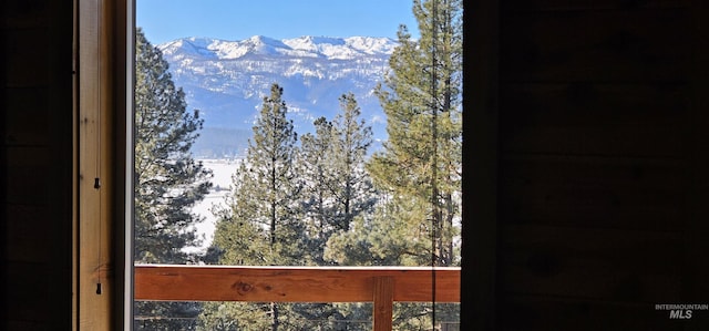 room details featuring a mountain view