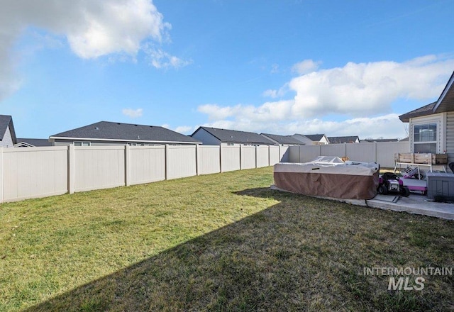 view of yard featuring a fenced backyard