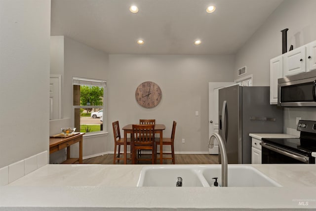 3422 Vistapark Dr, Caldwell, ID 83605 - kitchen featuring appliances with stainless steel finishes, a sink, recessed lighting, dark wood-type flooring, and light countertops
