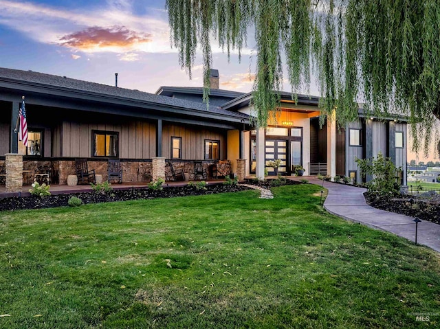 view of front facade featuring a lawn