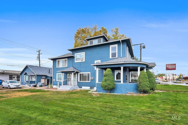 405 N 2nd E, Mountain Home, ID 83647 - traditional style home featuring a front yard and a shingled roof