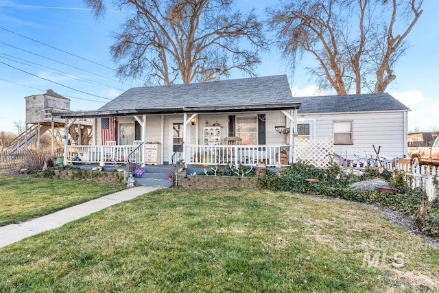 view of front facade featuring covered porch and a front lawn