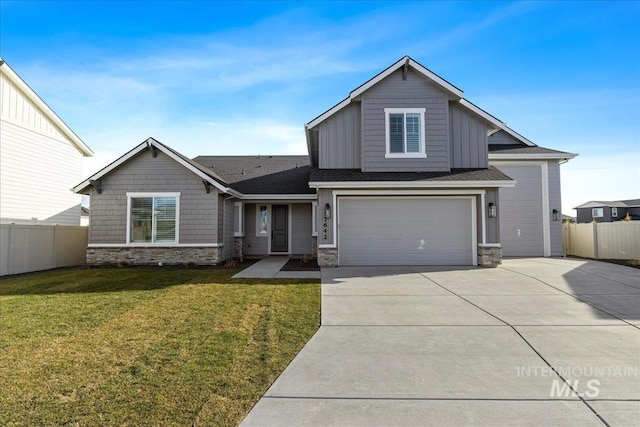 view of front of house featuring a front lawn and a garage