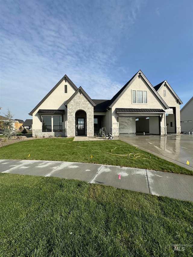 view of front of property featuring a front yard