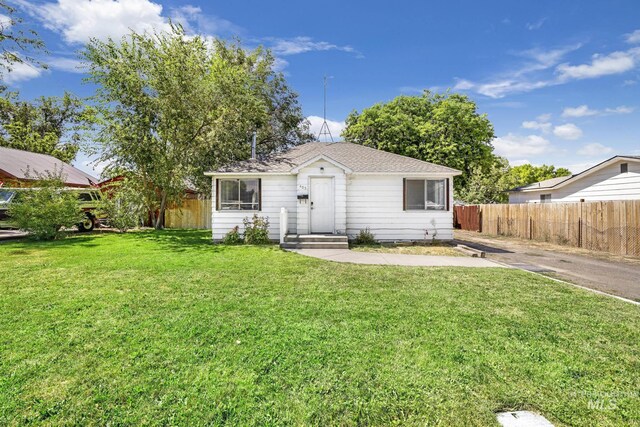 view of front of property featuring a front yard