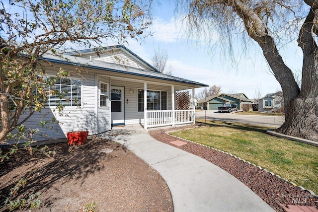 view of front facade featuring a porch and a front yard