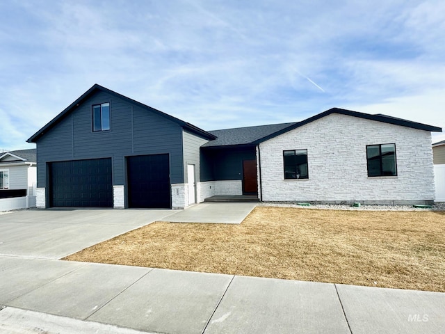 view of front of property featuring a garage and a front yard