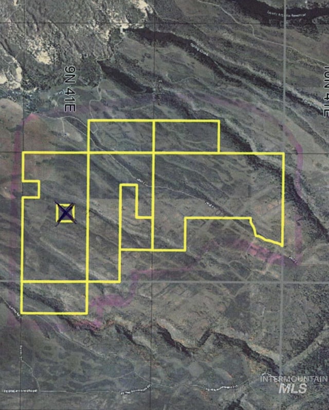 1555 Sadorus Hill Rd, Ashton, ID 83420