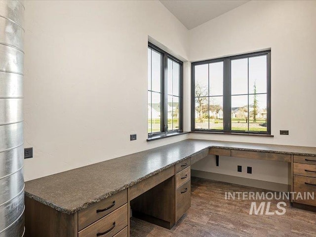 office area featuring built in desk and dark wood-style floors